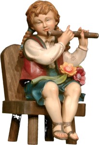 Querflötenspielerin sitzend auf Stuhl