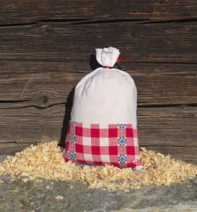 Small pillow of swiss pine (red)